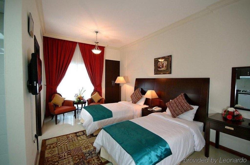 Golden Square Suites - 3